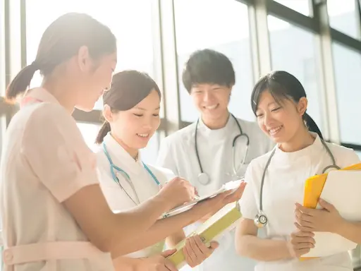 看護師たちが患者の記録について話し合っている様子